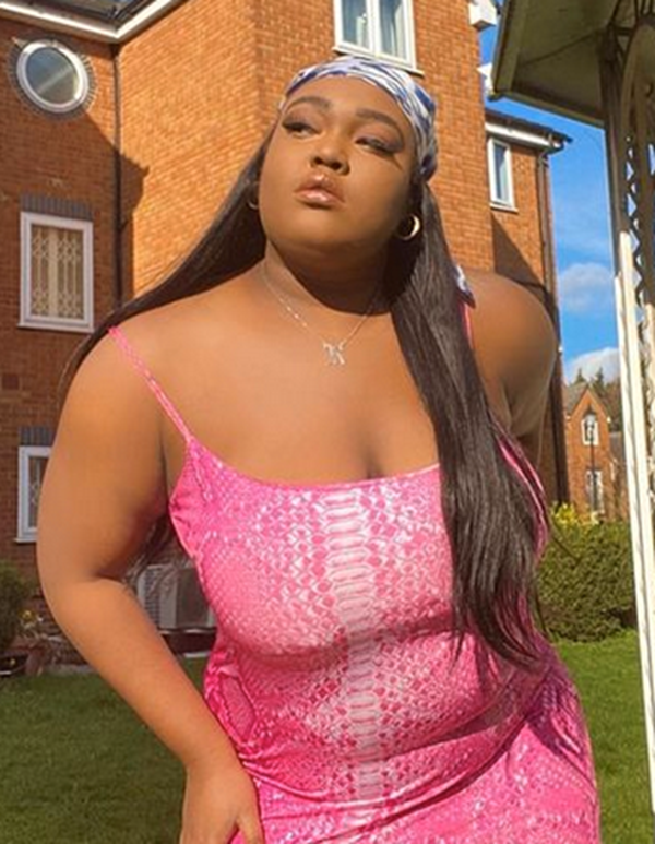 Rachel wearing our HeadBand Natural Black #1B